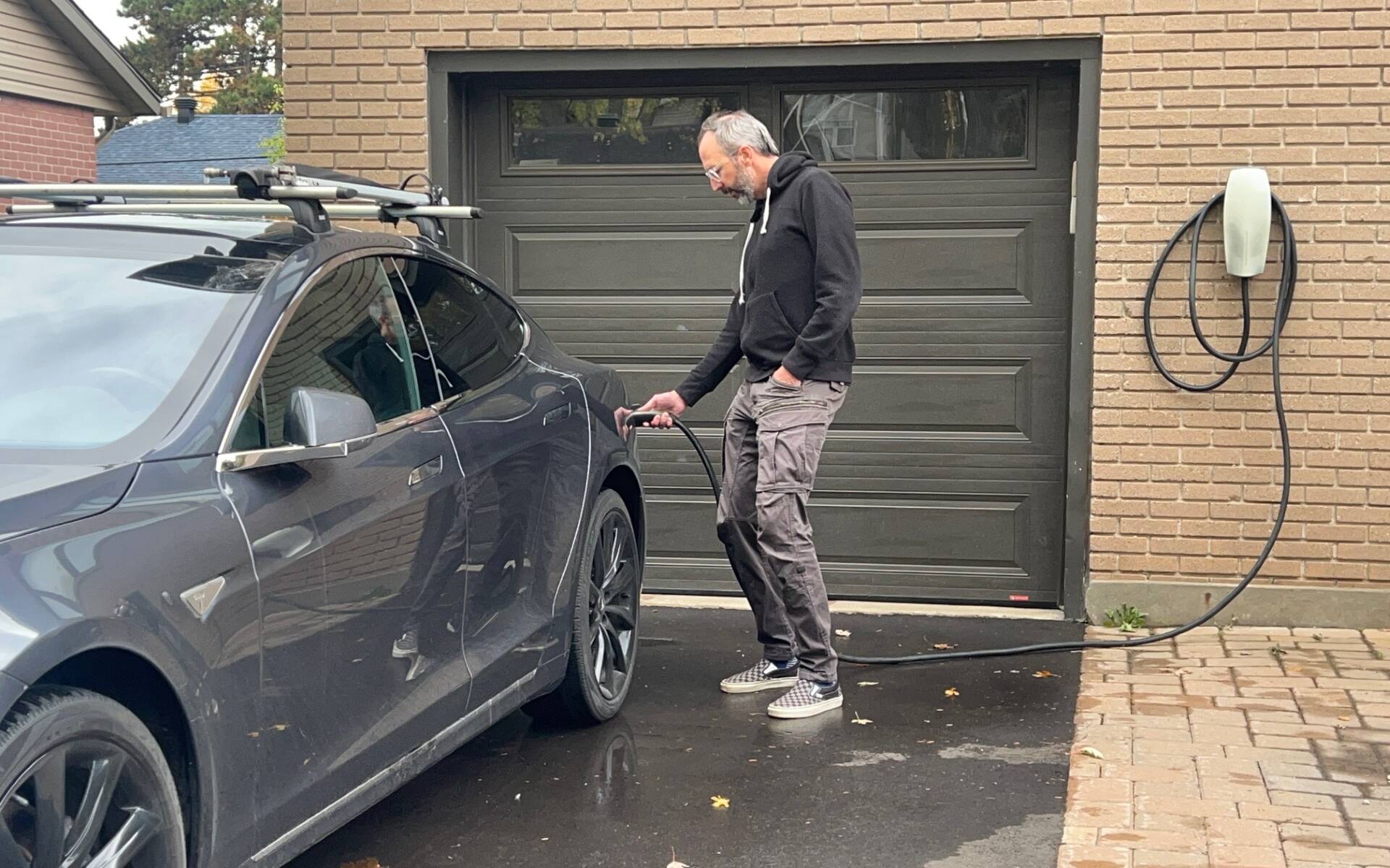 Jay Bouvier a été consultant en design durant plus de 20 ans dans l\'industrie aérospatiale. On le voit ici brancher une voiture à une borne.