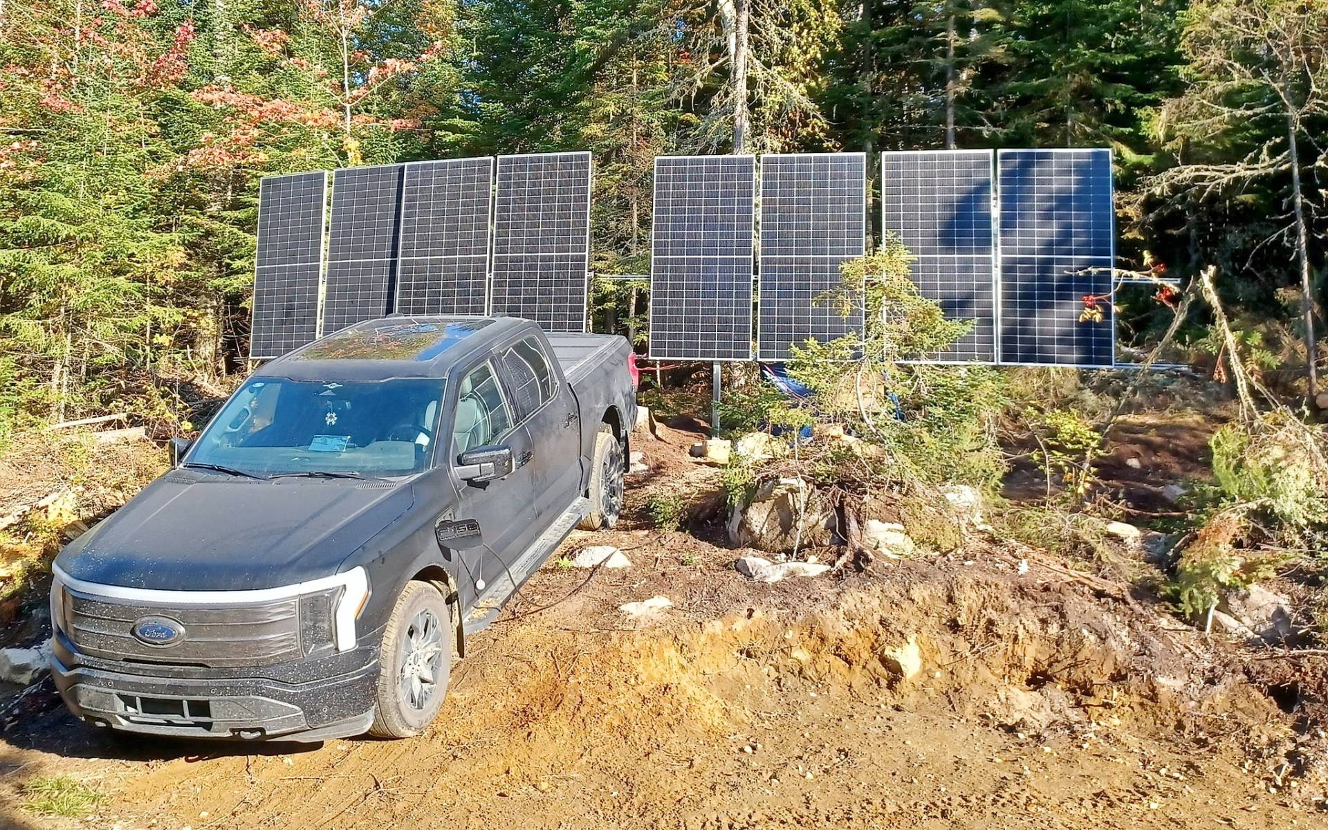 Laurent Allen-Guérard a bâti une station de recharge solaire à 65 km de La Tuque pour y recharger son F-150 Lightning et sa motoneige Taïga Nomad.