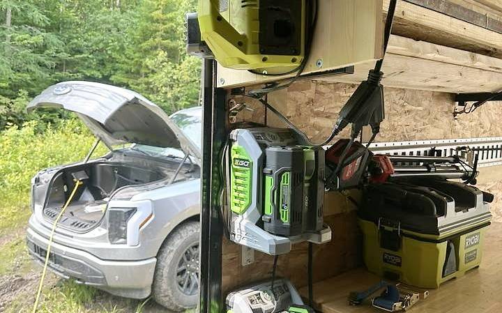 William Limpens rénove et alimente sa cabane à sucre grâce à son F-150 Lightning.