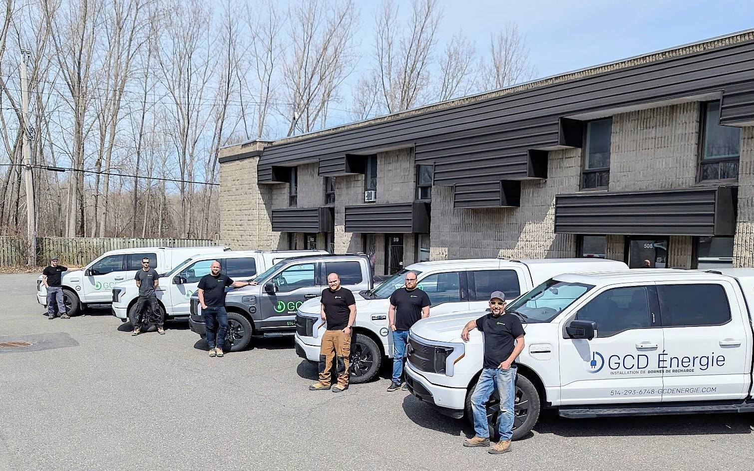 GCD Énergie, qui installe des bornes de recharge multilogements ainsi que commerciales et industrielles dans le grand Montréal, utilise cinq Lightning. Son président, Guillaume Dubé, est devant le Lightning gris.