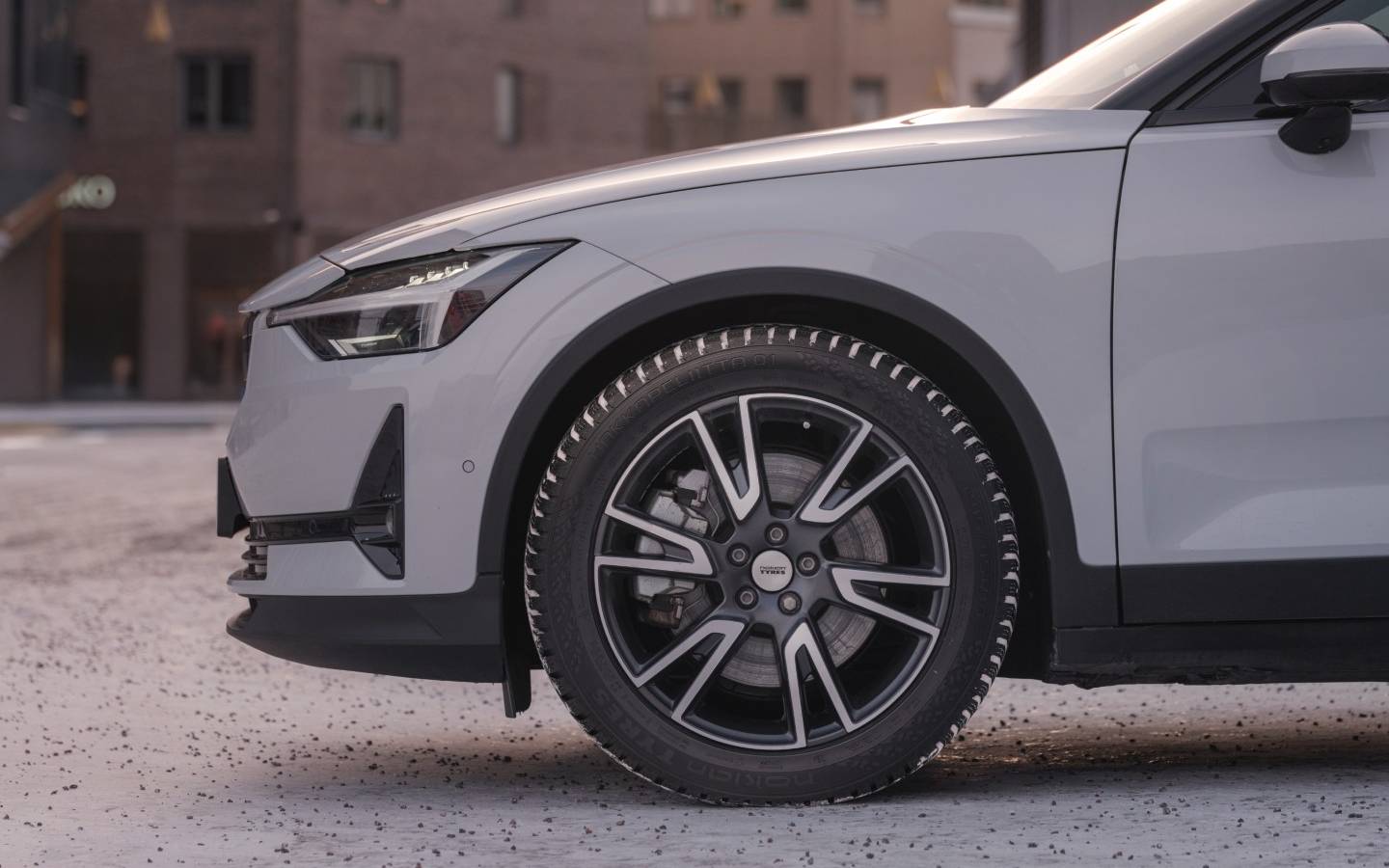 Nokian lance un pneu d’hiver à crampons qui s’adapte à la température 