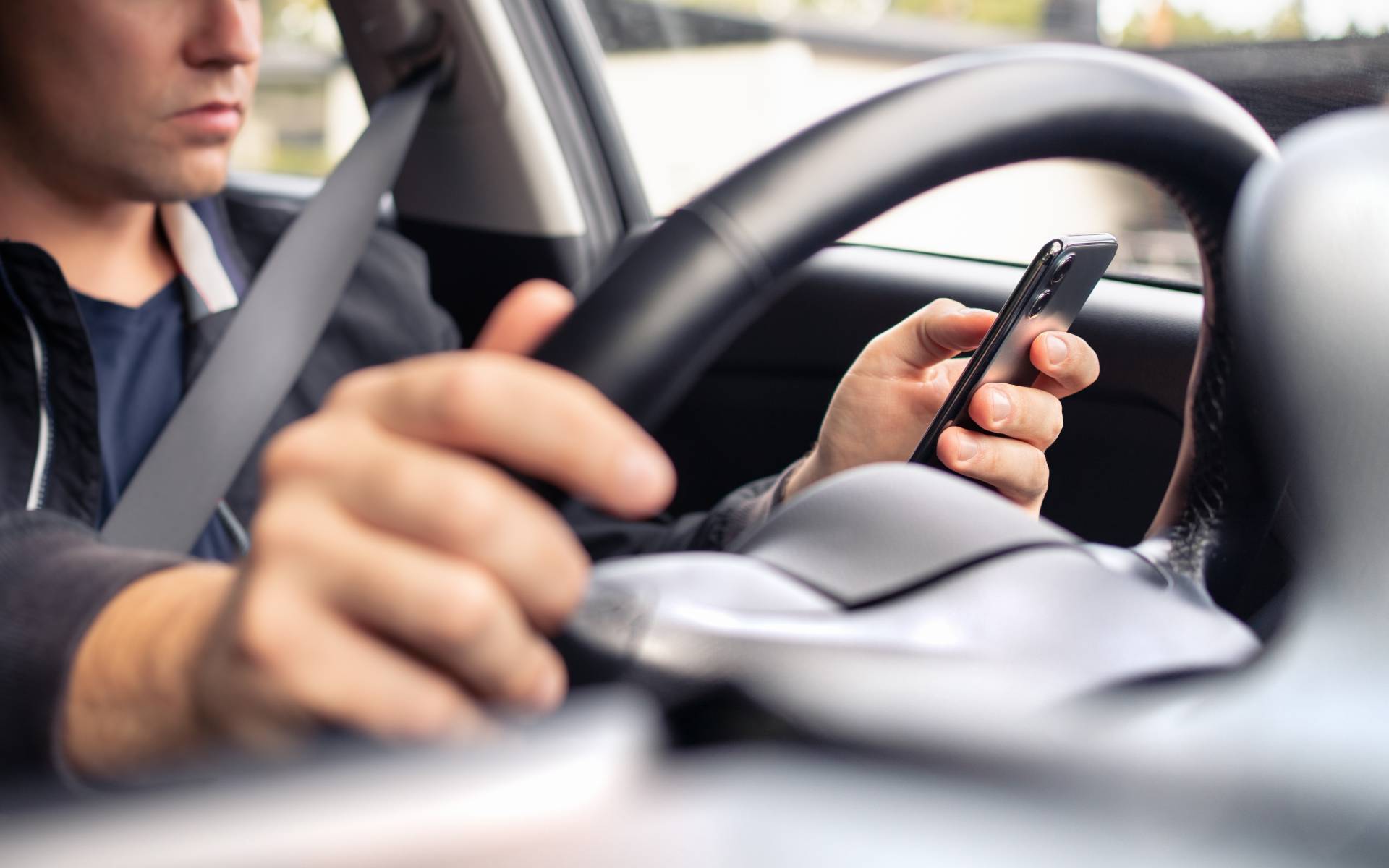 Sondage : les 10 distractions au volant les plus fréquentes