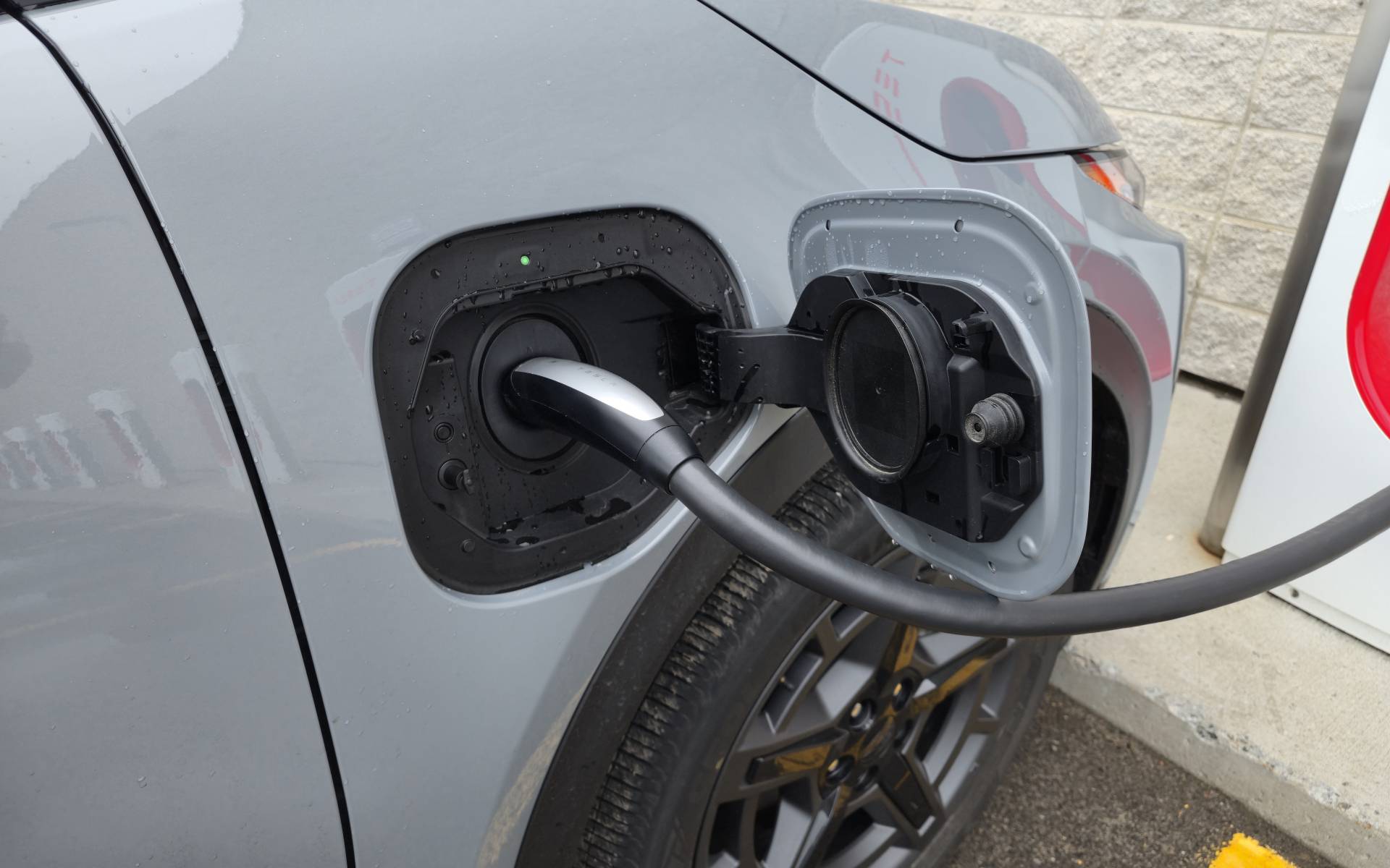 L’abrogation des cibles de véhicules électriques coûtera 54 G$ en essence aux Canadiens