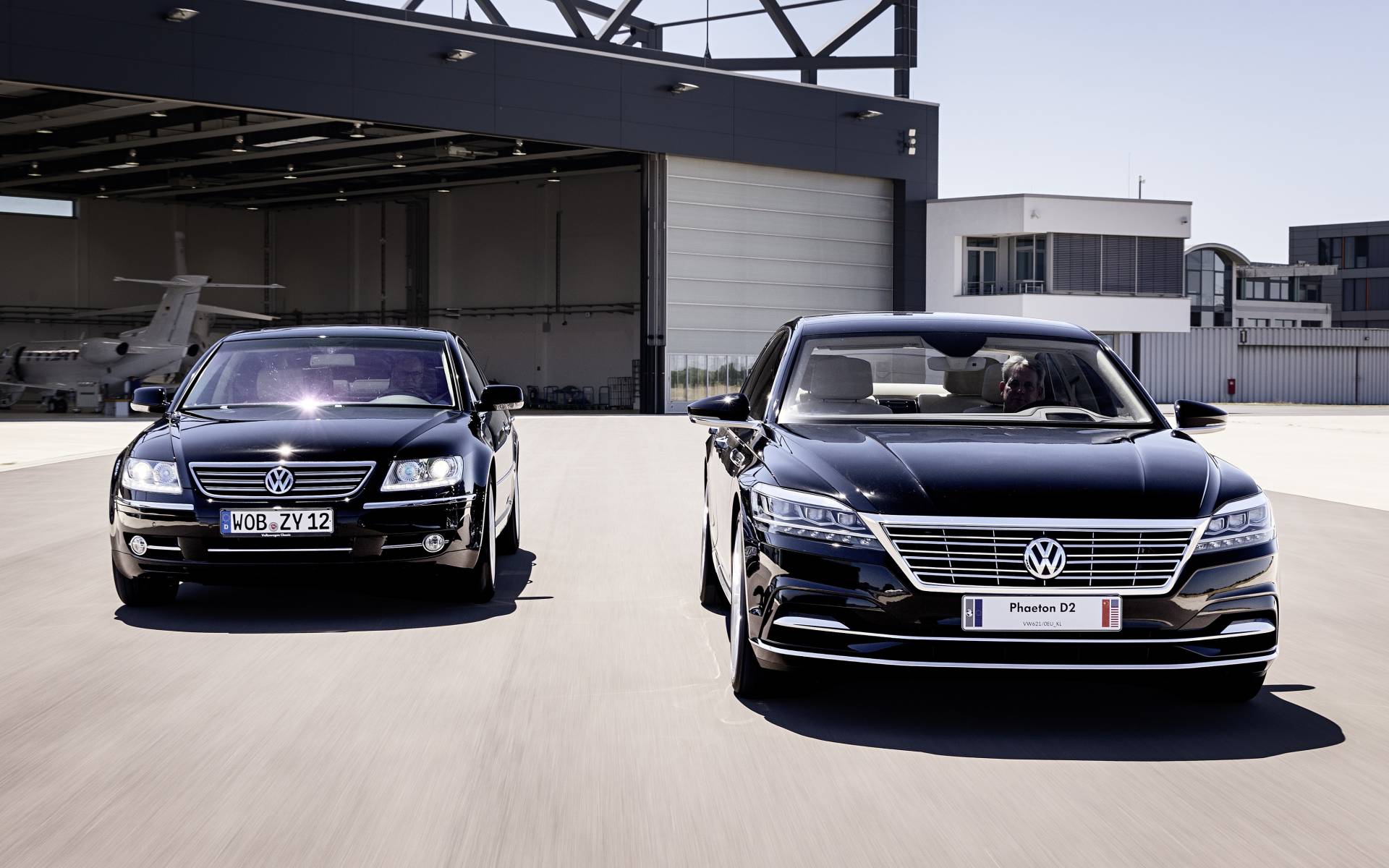 Volkswagen Phaeton de première (à gauche) et de deuxième génération (à droite, qui n\'a jamais vu le jour)